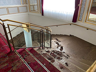 Treppenhaus mit Teppichboden voller Matsch und Wasser