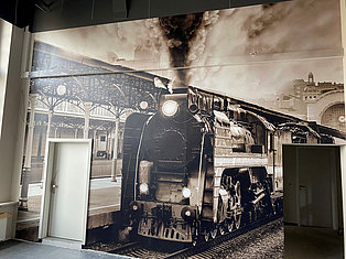 Wandtapete mit einem Zug in der Spielbank Bad Neuenahr