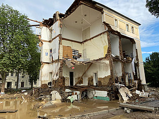 eingestürztes Gebäude nach Flutkatastrophe